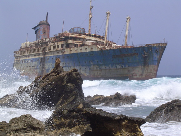 16 самых живописных в мире мест кораблекрушений (16 фото)