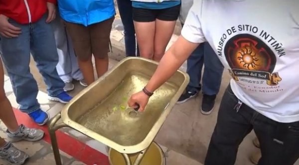 Эксперимент с водой на экваторе (фото + видео)