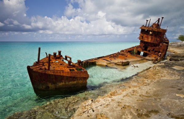 16 самых живописных в мире мест кораблекрушений (16 фото)