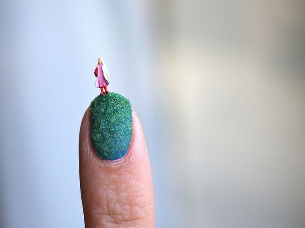 Живописные миниатюры на ногтях (6 фото)