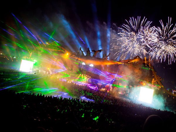 Потрясающее оформление сцен на музыкальном фестивале Tomorrowland (21 фото)