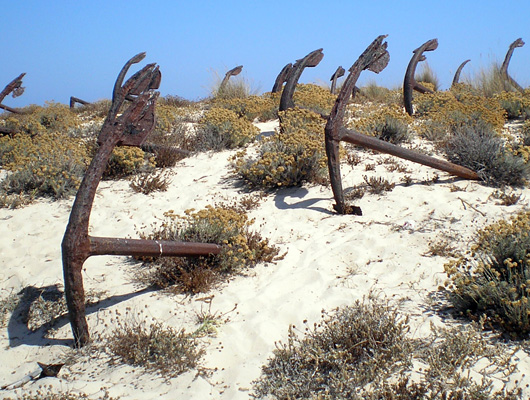 Кладбище якорей на южном побережье Португалии (5 фото)