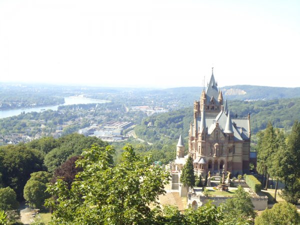 Сказочный замок Драхенбург (20 фото)