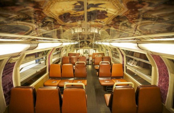 Парижский поезд в виде музея (13 фото)