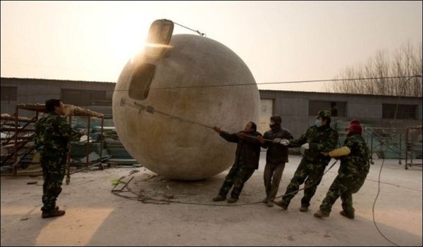В Китае построили спасательные шары, в которых можно пережить Конец Света (12 фото)