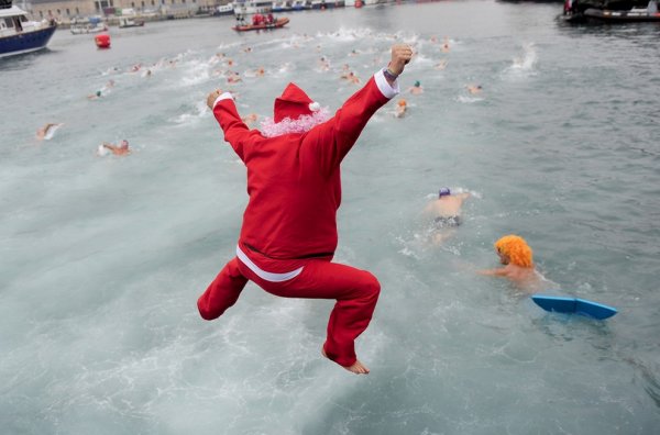В Барселоне состоялся ежегодный рождественский заплыв "Кубок Надаля"