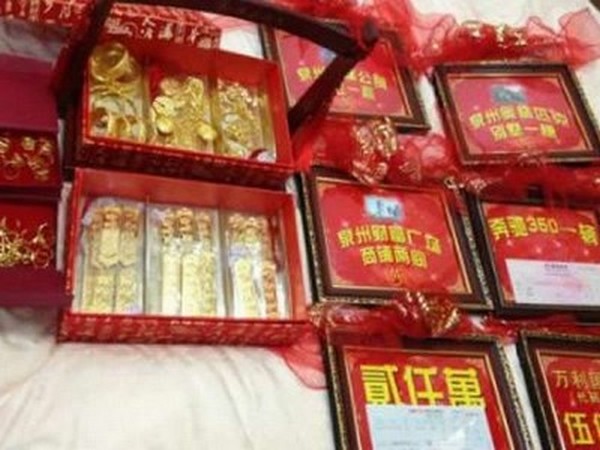 Китайский бизнеcмен подарил дочери приданого на 150.000.000$ (2 фото)