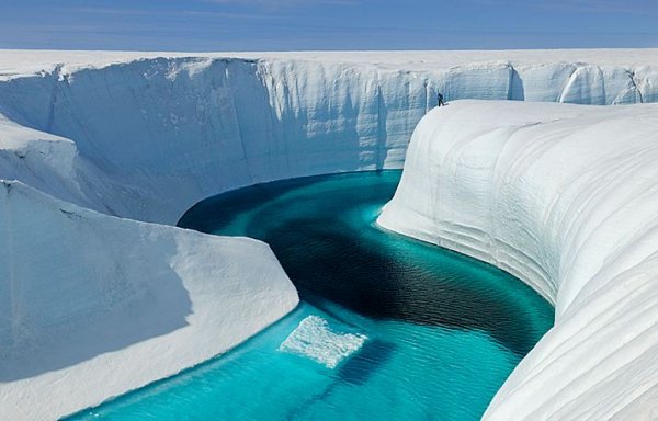 Синяя река Гренландии (8 фото)