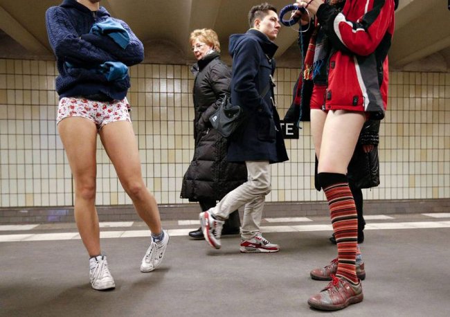 Флэшмоб - поездка на метро без штанов. (30 фото)