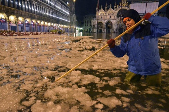 Сильнейшее наводнение со льдом в Венеции (7 фото)