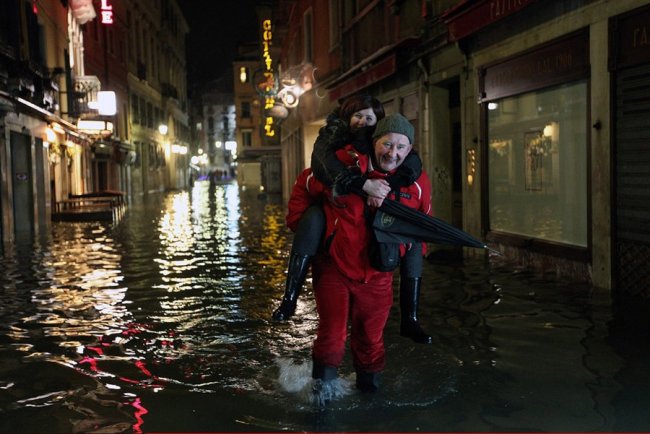 Сильнейшее наводнение со льдом в Венеции (7 фото)