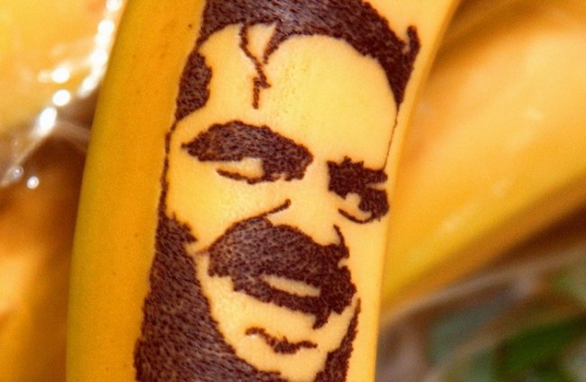 Искусство выцарапывания портретов на бананах от Honey (6 фото)