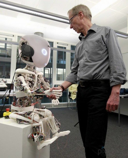 Roboy – робот-мальчик, который будет помогать пожилым людям в быту (7 фото)