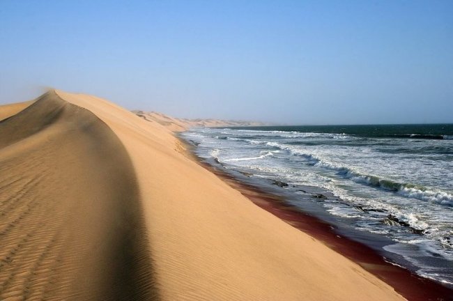 Там где пустыня встречается с водой (10 фото)
