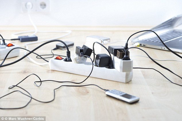 Создано зарядное устройство, которое заряжает любой телефон за несколько секунд (5 фото)
