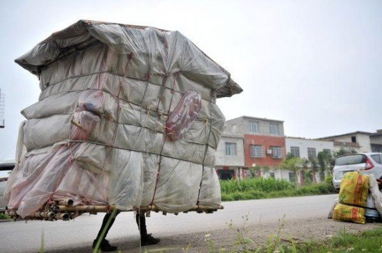 Человек-улитка из Китая носит свой дом на спине, куда бы он ни пошёл (4 фото)