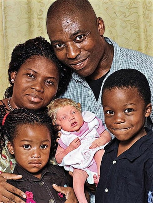 В 2010-м году у пары чернокожих нигерийцев родился совершенно белый голубоглазый ребёнок.