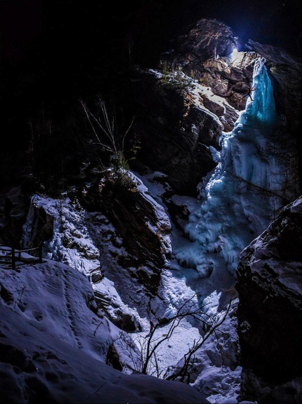Замерзший водопад в Италии (6 фото)