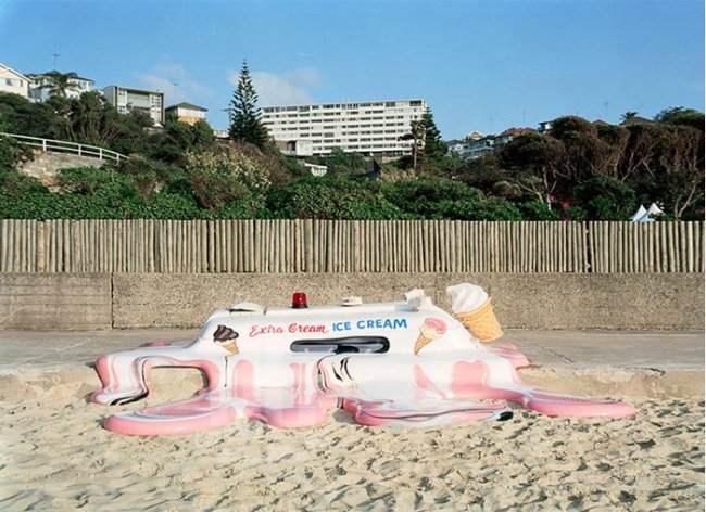 Глобальное потепление против мороженого и мороженщика. Необычная инсталляция от The Glue Society на пляже в Сиднее