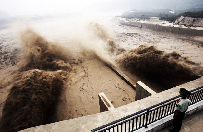 Сброс воды на реке Хуанхэ - Китай (14 фото)