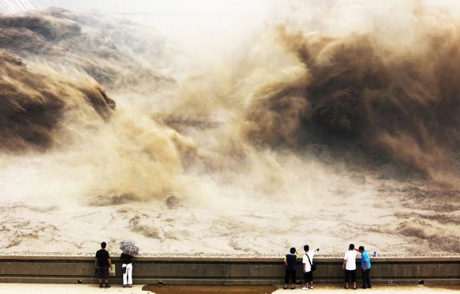 Сброс воды на реке Хуанхэ - Китай (14 фото)