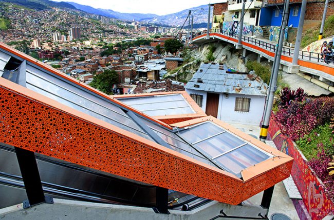 Гигантский наземный эскалатор в Медельине, Колумбия (7 фото)