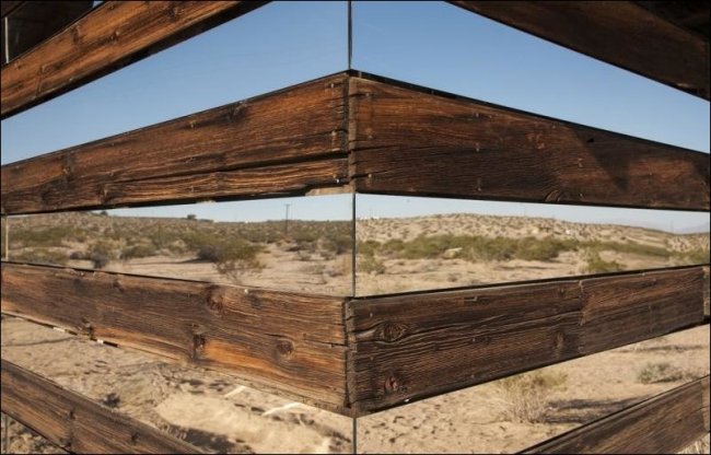 Дом-невидимка в пустыне Мохаве (13 фото)