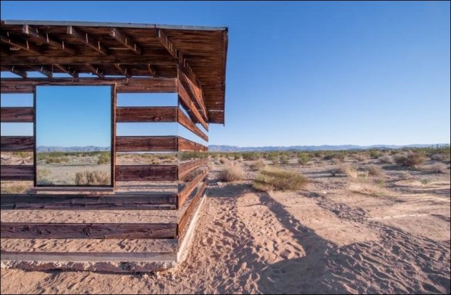 Дом-невидимка в пустыне Мохаве (13 фото)