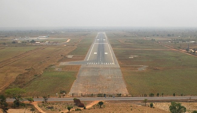 Необычный аэропорт в Гамбии (2 фото)