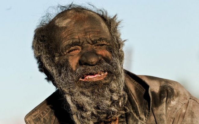 Житель Ирана не мылся уже более 60 лет (7 фото)