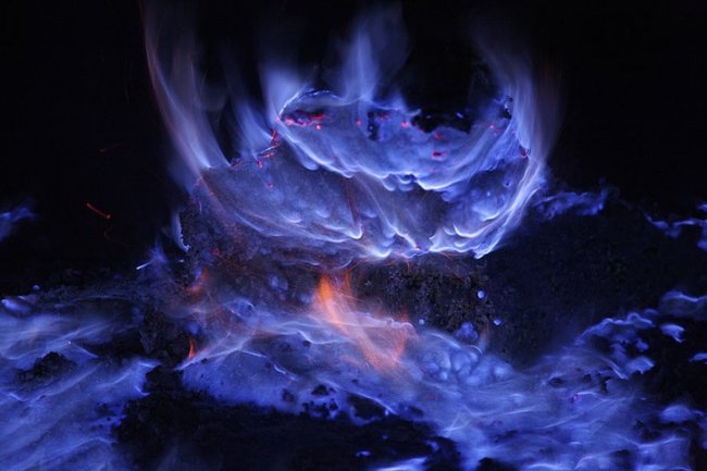 Кава Иджен - вулкан с фиолетовой лавой (5 фото + видео)