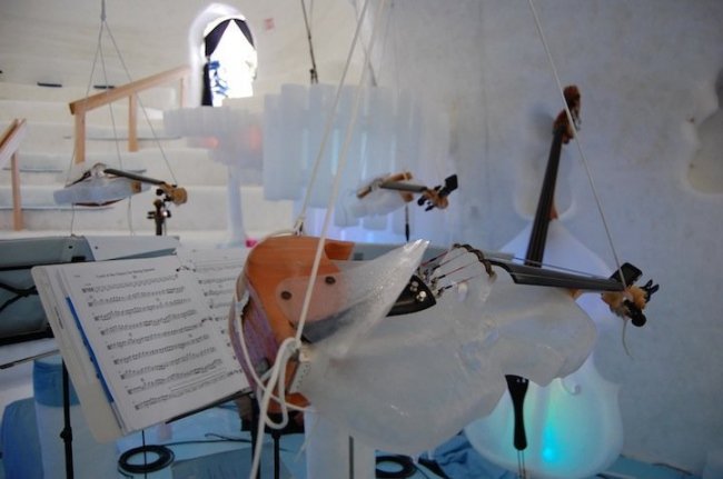 В Швеции создали оркестр с музыкальными инструментами изо льда (11 фото)