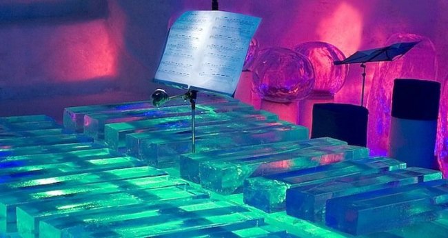 В Швеции создали оркестр с музыкальными инструментами изо льда (11 фото)