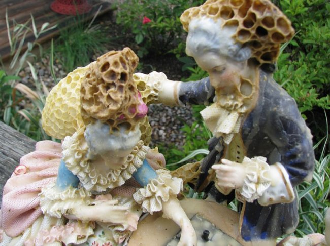 Скульптуры отреставрированные пчёлами (12 фото)