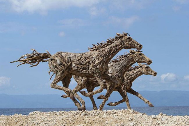 Скачущие лошади из древесины (8 фото)