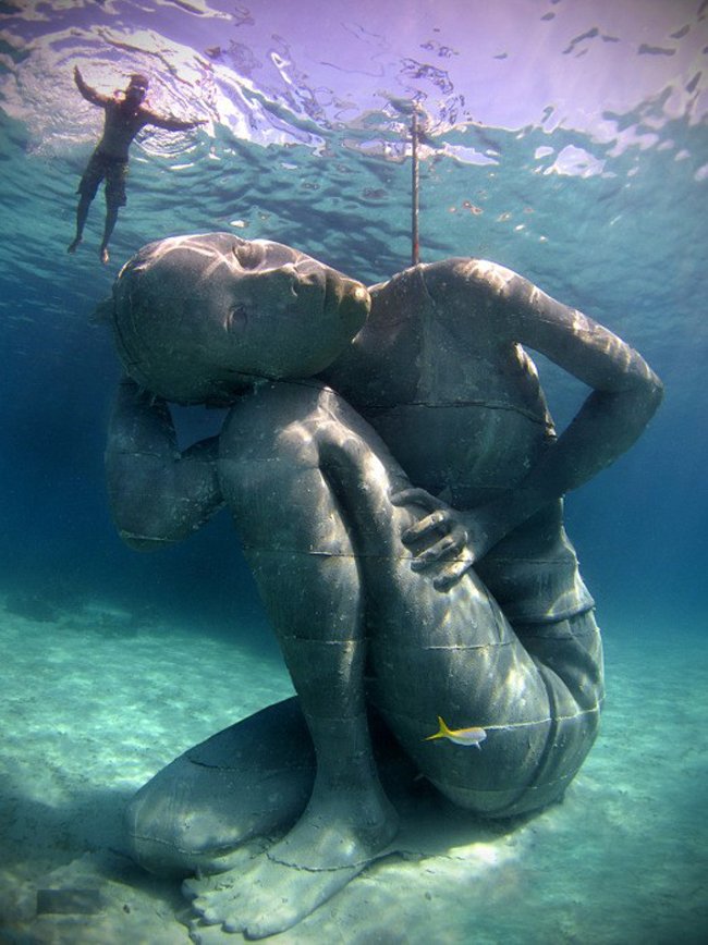 Подводный Атлант установлен на Багамах (3 фото)