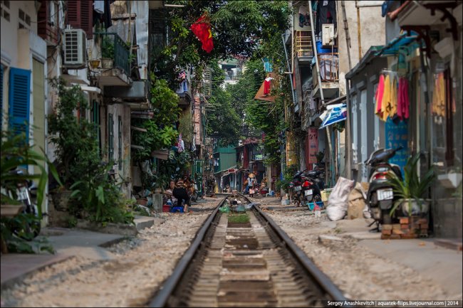 Железная дорога в центре столицы Вьетнама