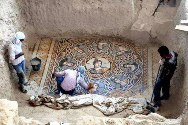 В Турции обнаружена 2000-летняя фреска (14 фото)