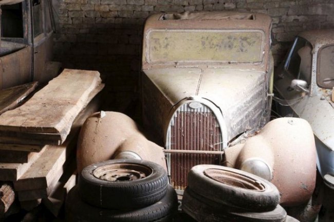 Заброшенные раритетные автомобили во Франции (21 фото)