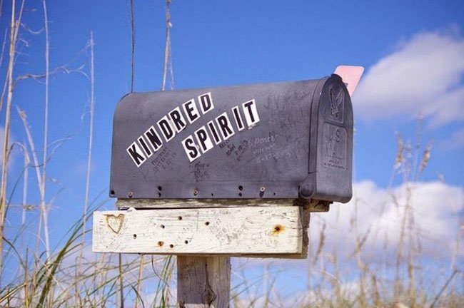 Одинокий почтовый ящик на необитаемом острове (5 фото)