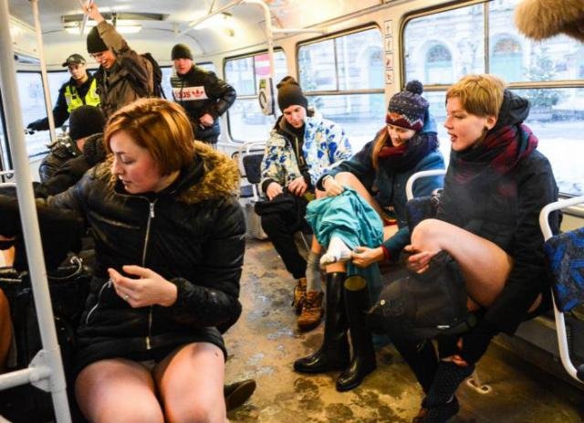 В метро без штанов 2015 (26 фото)