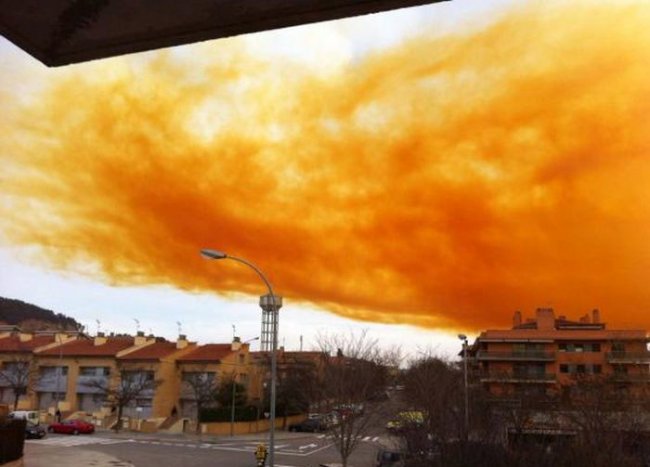 Оранжевое небо в Каталонии (12 фото)