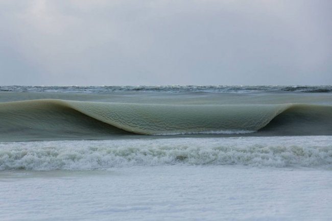 Замерзшие волны в Америке (4 фото)