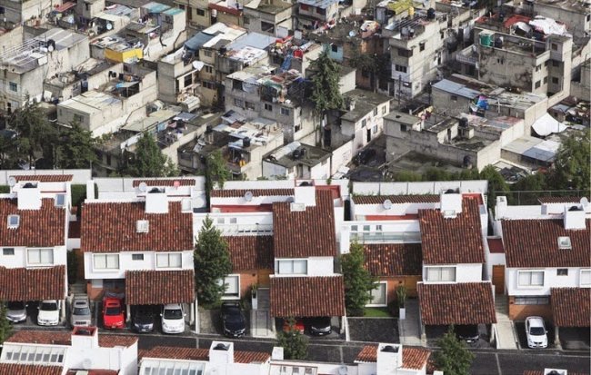 Граница бедности и богатства в Мексике (4 фото)