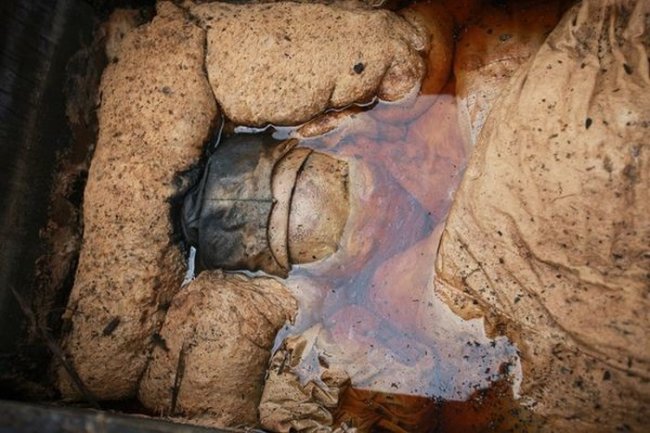 Древняя мумия, обнаруженная в результате дорожных работ (6 фото)
