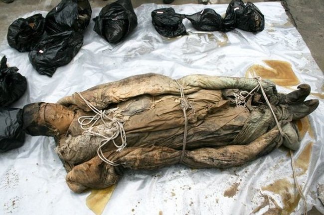 Древняя мумия, обнаруженная в результате дорожных работ (6 фото)