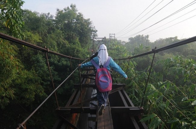 Путь в школу через подвесной мост (10 фото)