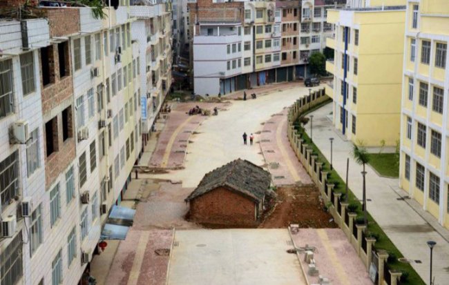 Одинокий дом в Китае (фото дня)