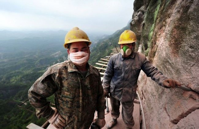 Сложная работа китайских строителей (11 фото)