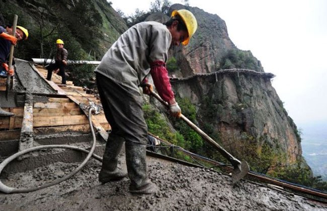 Сложная работа китайских строителей (11 фото)